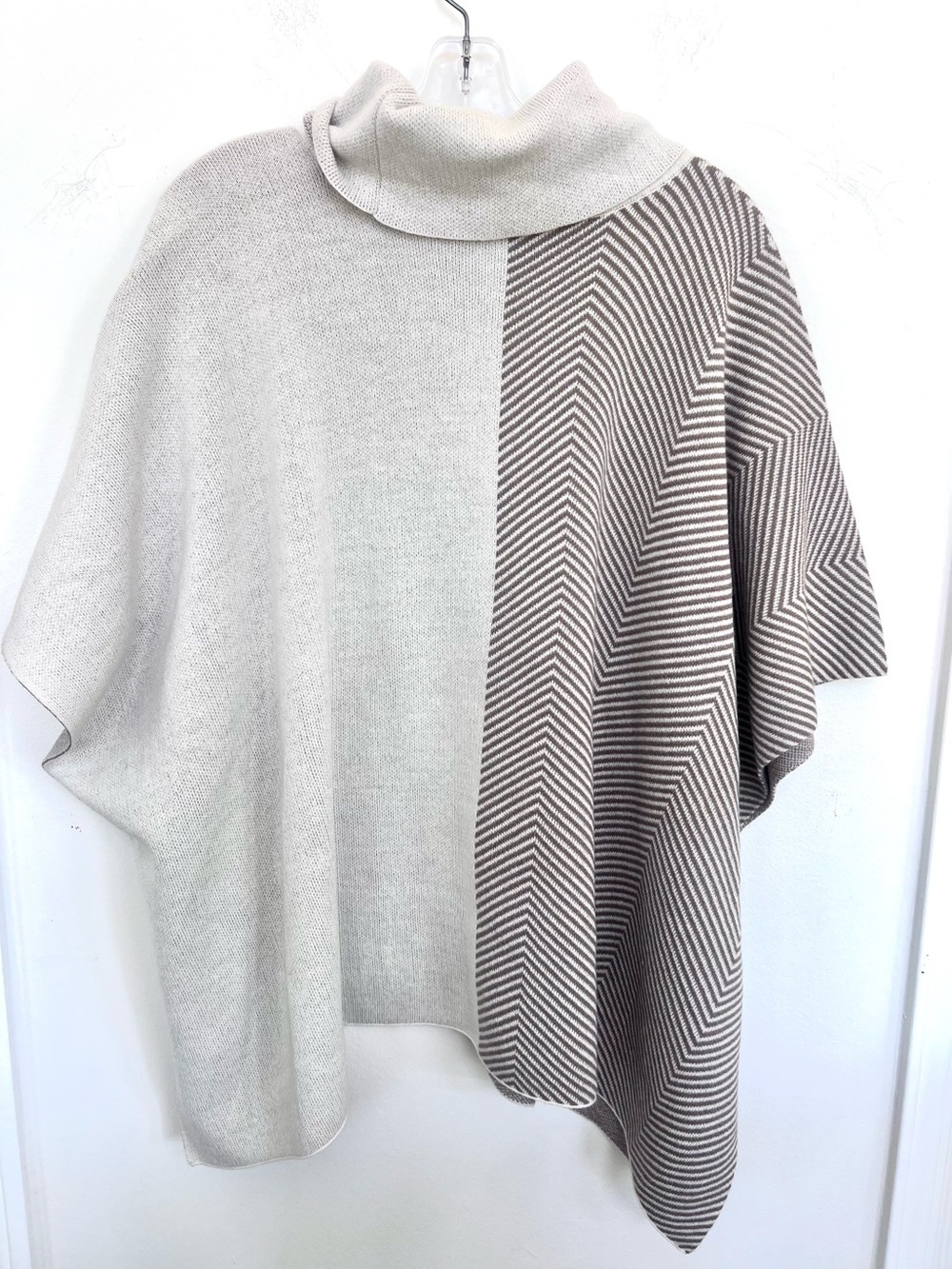 NWT Chicos Textured Poncho Size L/XL Neutral